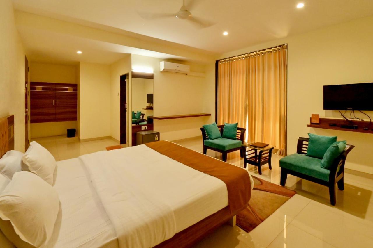 Hotel Sadhana Executive Dāpoli Extérieur photo