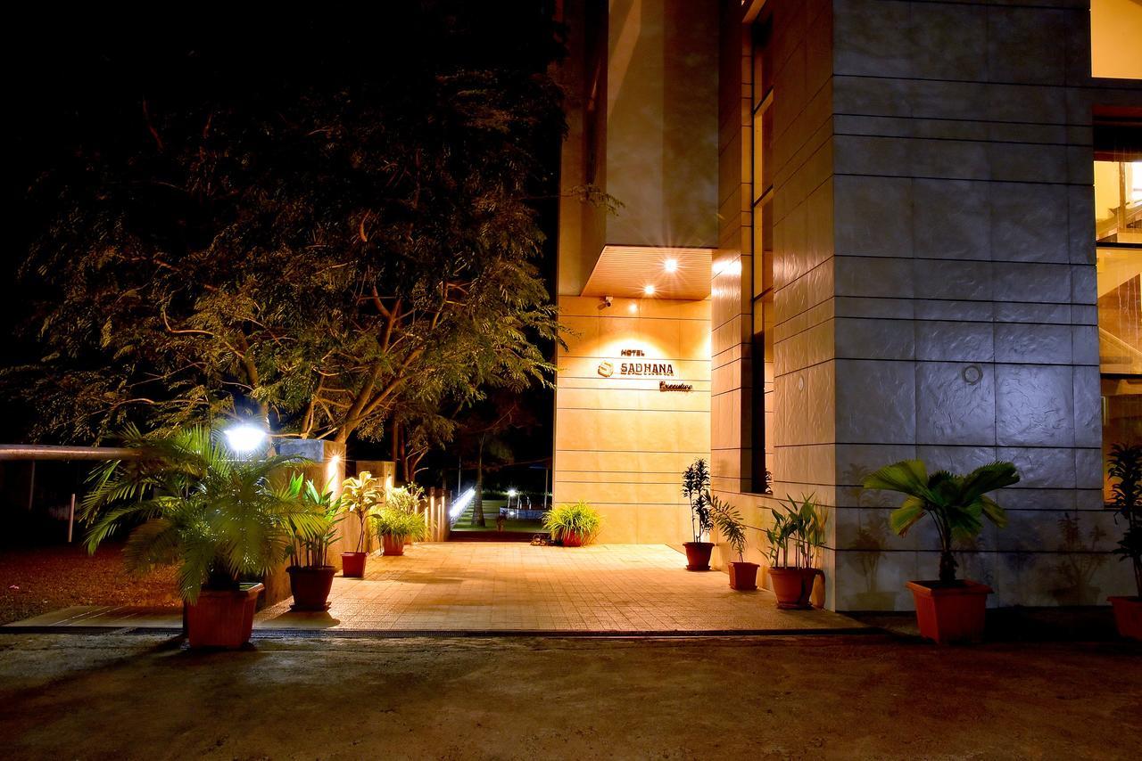 Hotel Sadhana Executive Dāpoli Extérieur photo