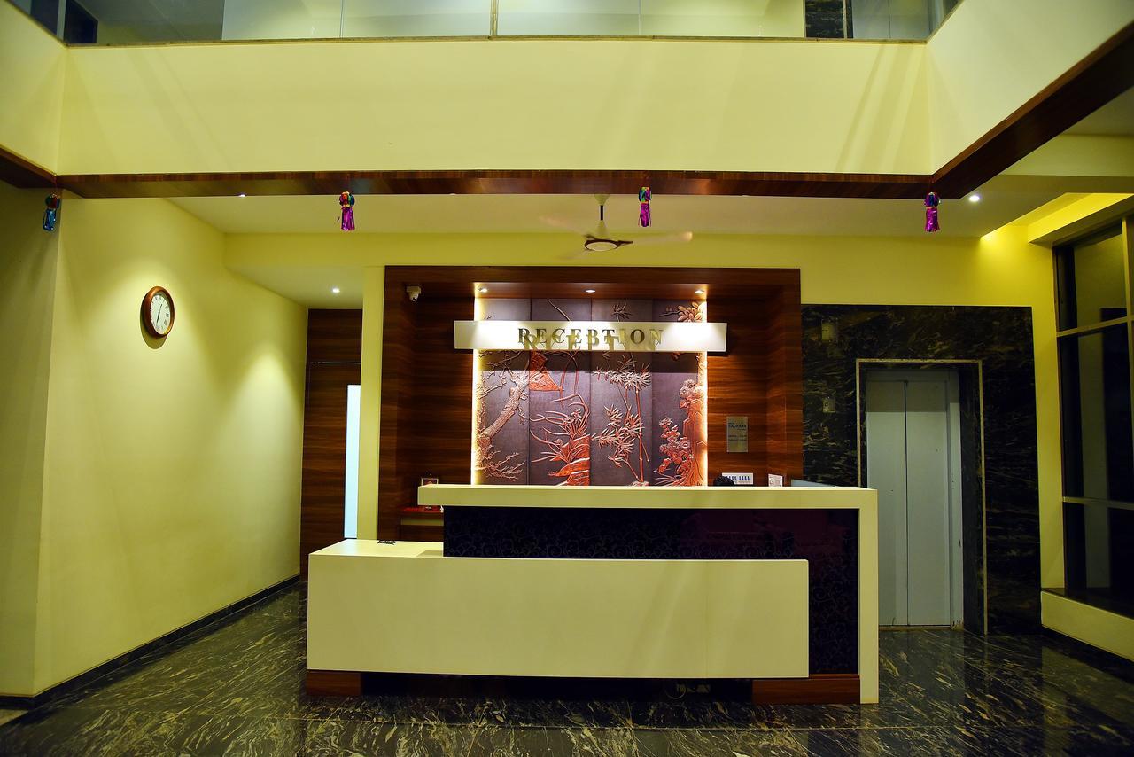 Hotel Sadhana Executive Dāpoli Extérieur photo